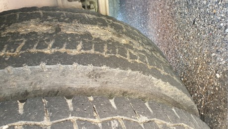 Rendszámtábla és féklámpa nélkül, kopott gumival - a piros lámpa buktatta le a kamiont